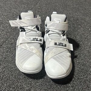 Nike LeBron Soldier 9 men’s basketball shoes. Size 11